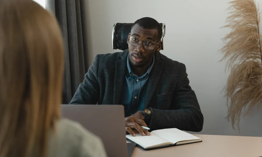 jefe en una charla con una colaboradora