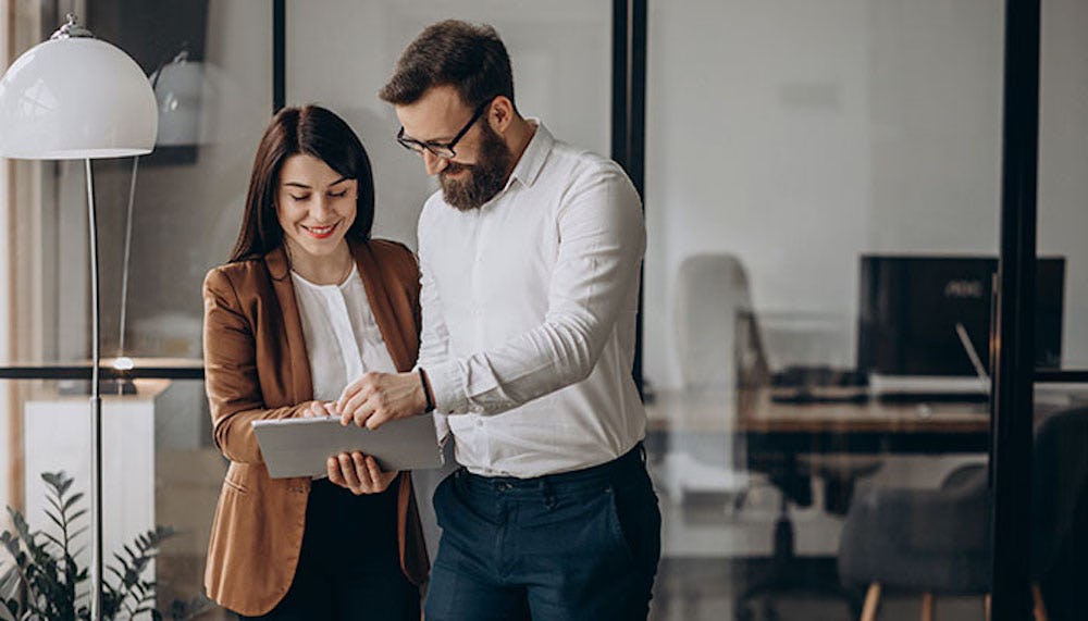 Colegas de oficina viendo documentos