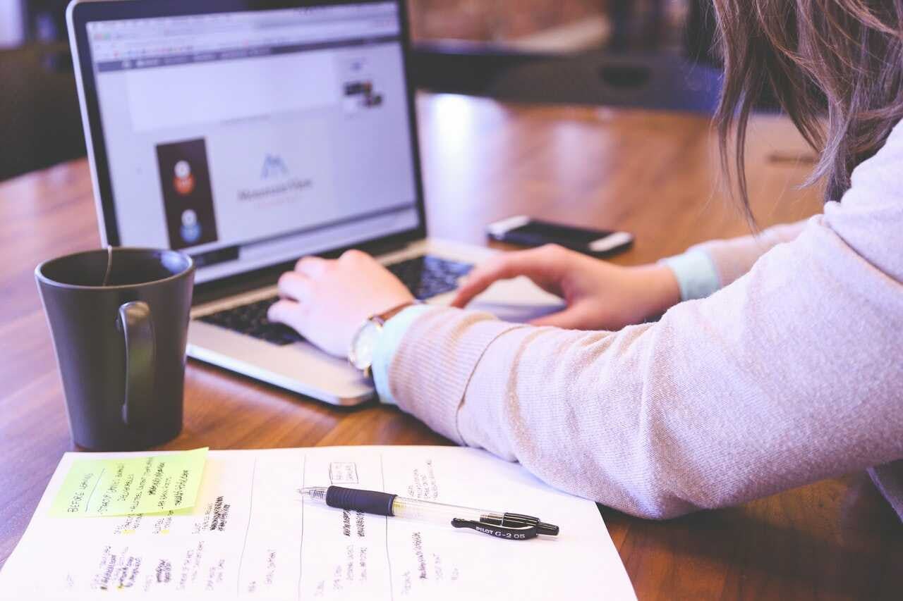 joven elabora su estrategia para incrementar el tráfico hacia su sitio web