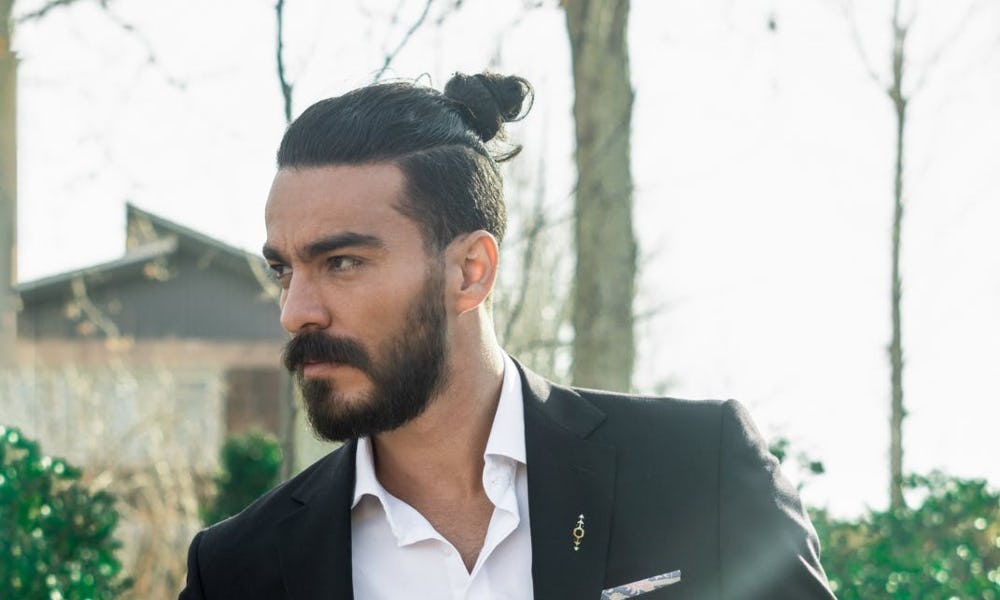 Slicked back como un estilo para cortes de pelo para hombres con pelo lacio