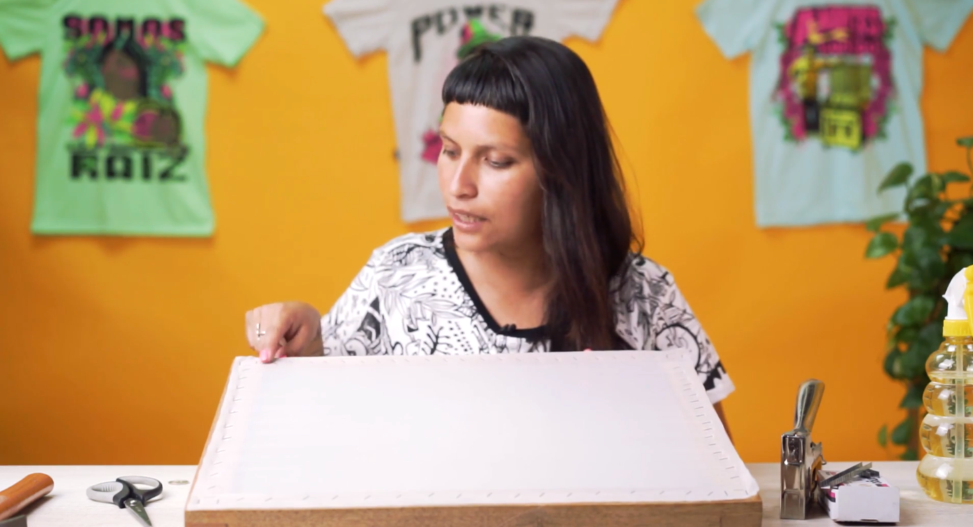 persona con pantalla para estampar remeras serigrafia