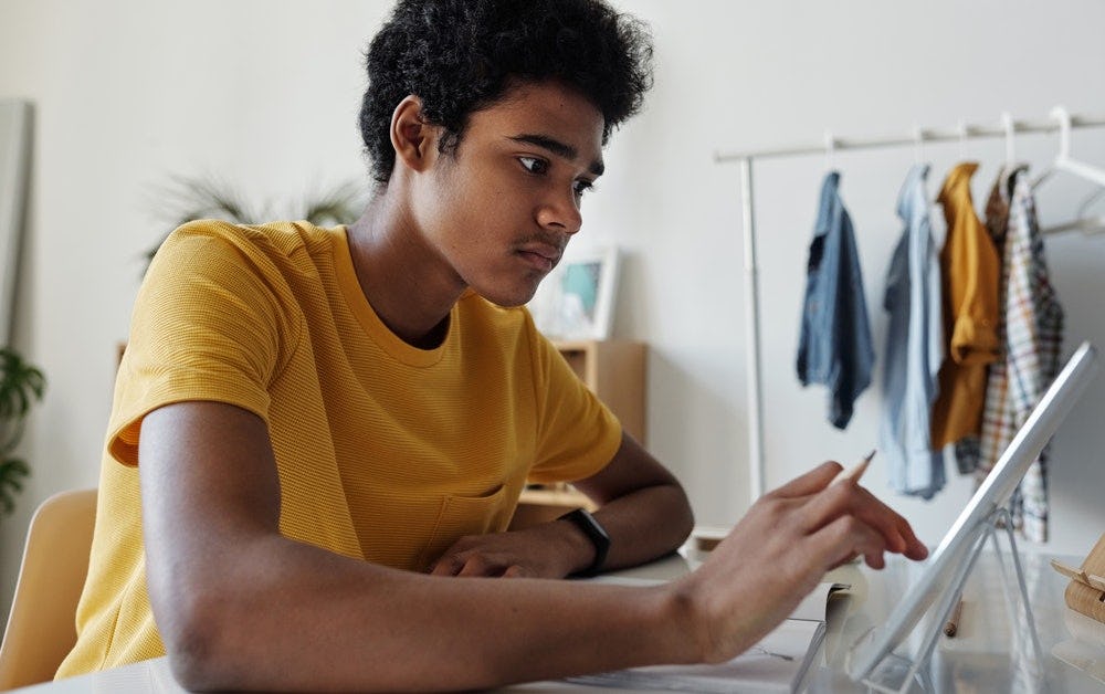 Cliente potencial revisando el libro interactivo de su marca favorita.