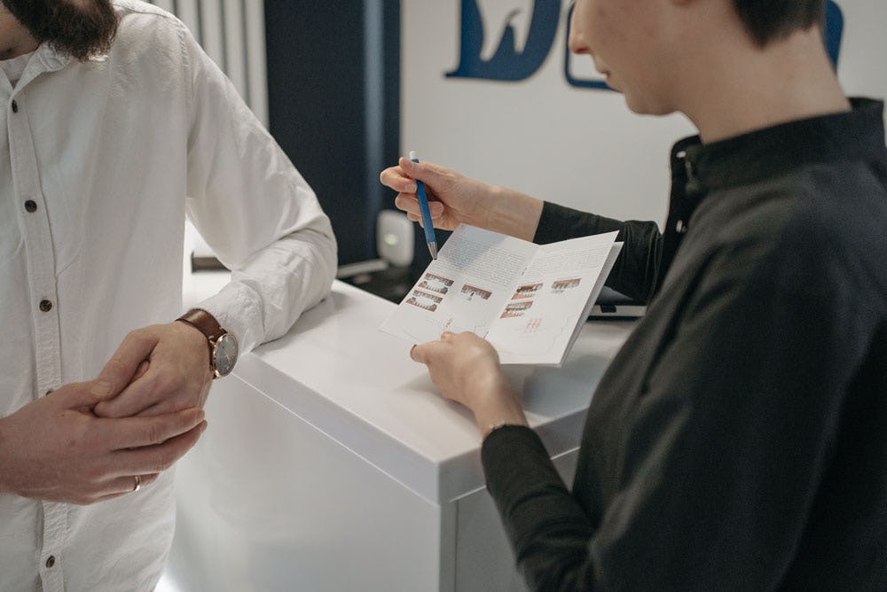 persona enseñando las partes de un tríptico