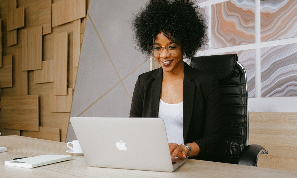 Mujer analiza qué se necesita para cumplir con cualquier tipo de reunión de trabajo
