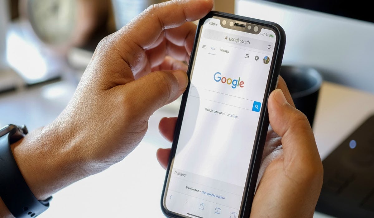 persona navegando en Google desde su celular