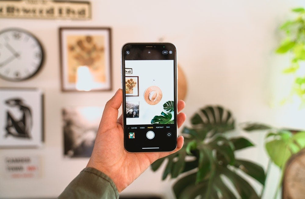 Persona tomando una foto en un aplicativo de visual search