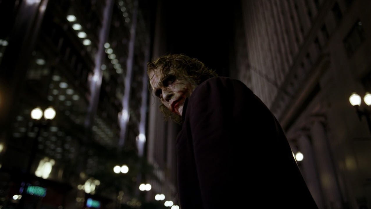 Captura de la película El Caballero Oscuro de Christopher Nolan, con Heath Ledger como el Joker.