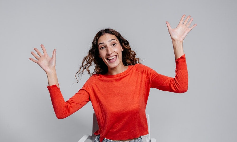 Mujer identifica emociones con componentes de la inteligencia emocional