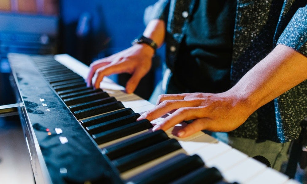 Aprende a cómo tocar el piano en 4 sencillos