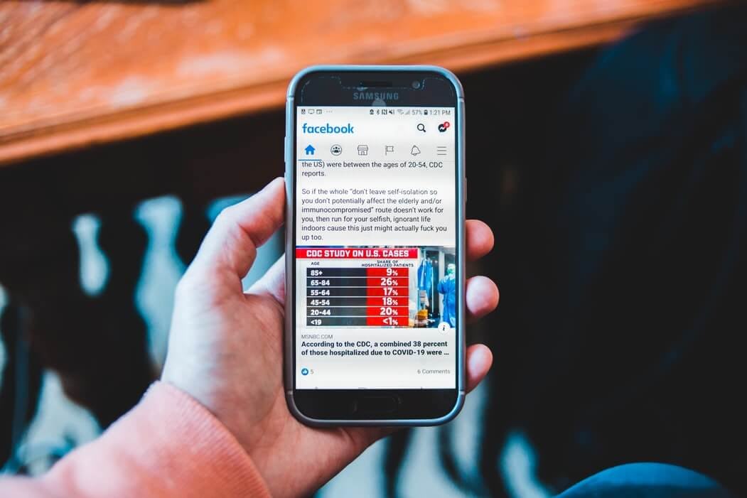 Persona sosteniendo celular