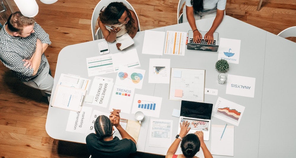 Equipo de marketing trabaja con influencer