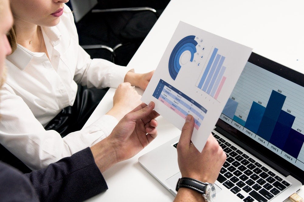 personas revisando las cifras financieras para la expansión empresarial