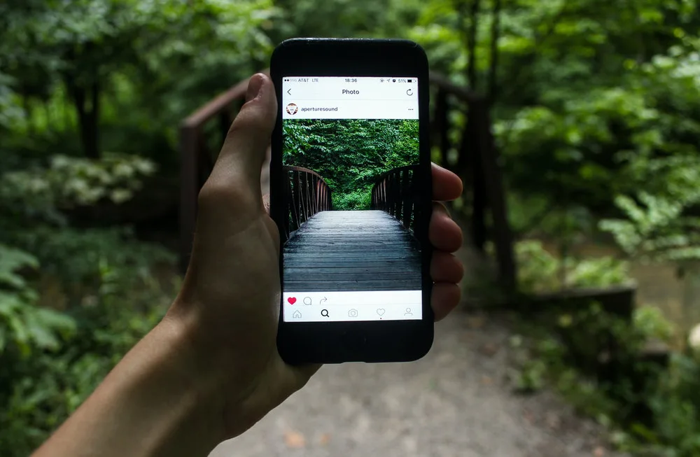 Imagen de un celular en una publicación de Instagram.