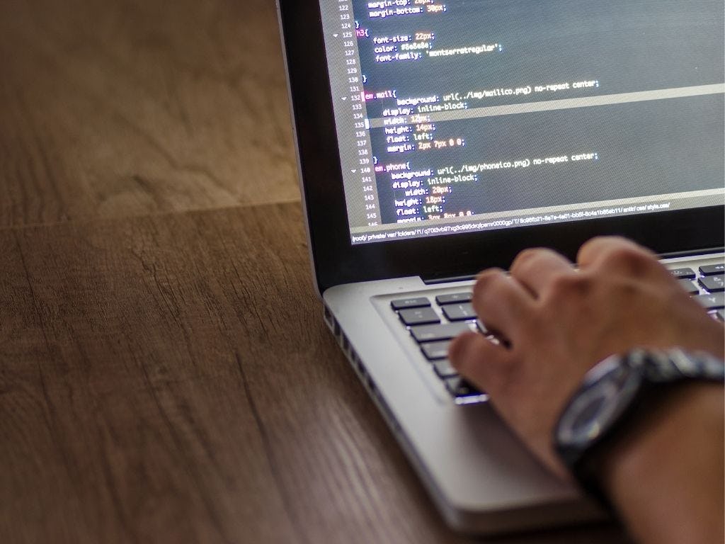 persona trabajando de data entry