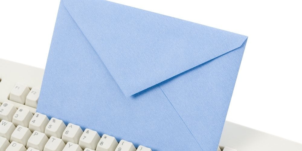 carta azul sobre teclado