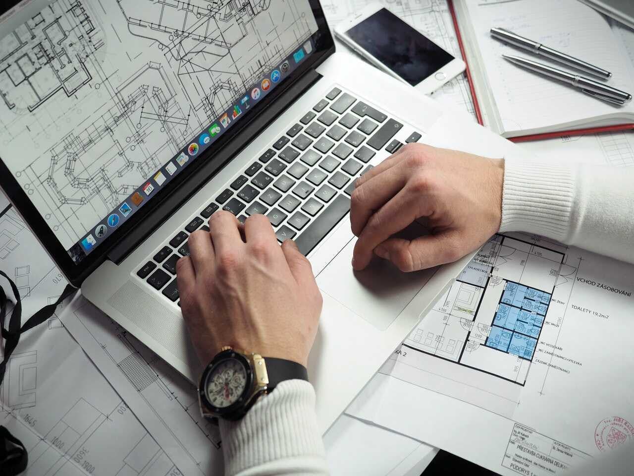 AutoCAD para estudiantes en una laptop