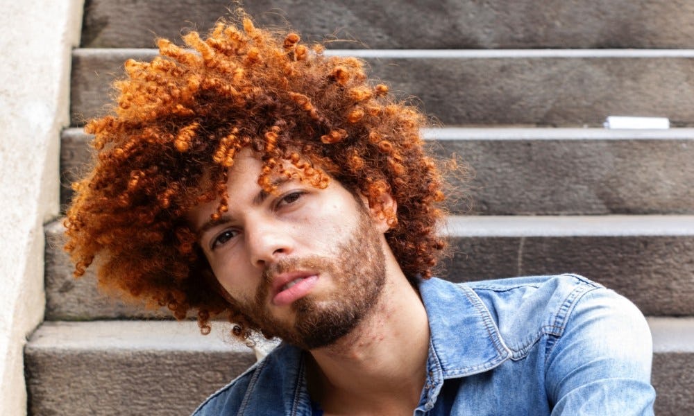 Rizos, identificado como uno de los cortes de pelo para hombres ondulado