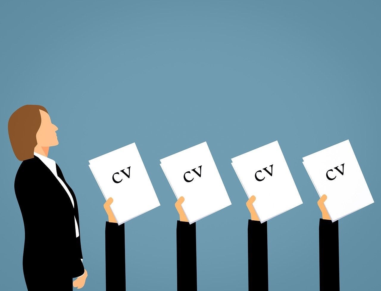 Brazos sosteniendo curriculum vitae