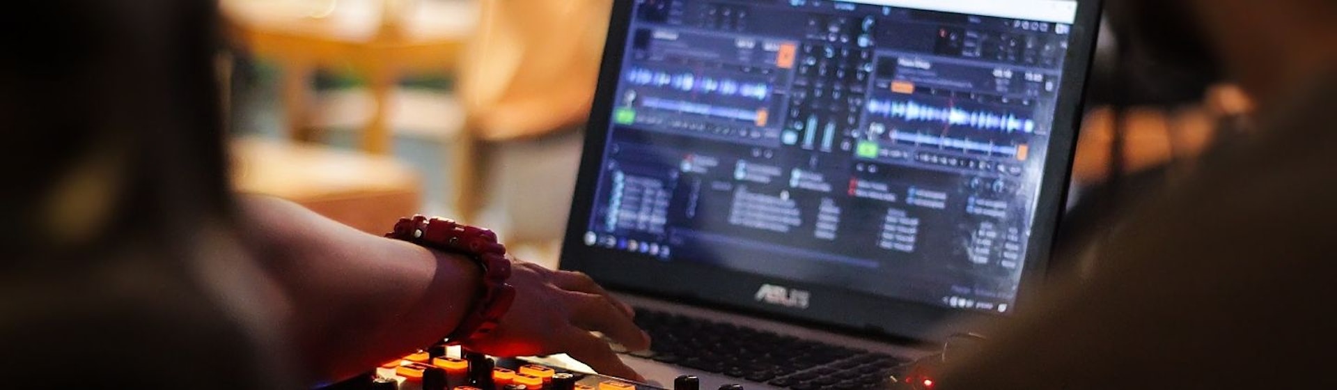 Serato vs. Virtual DJ: ¿Cuál es el mejor software para hacer mezclas?