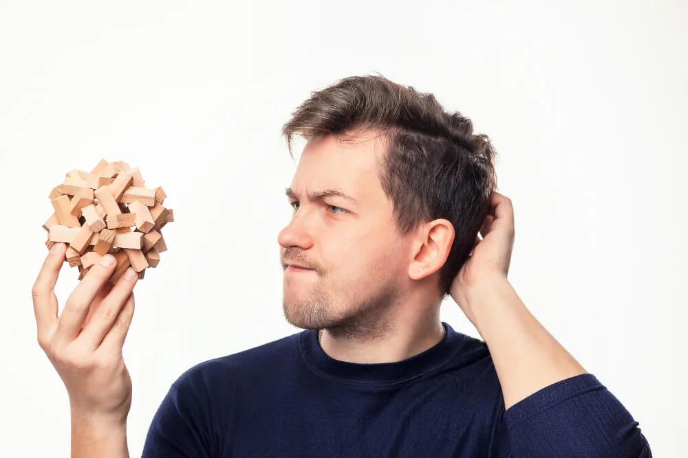 hombre intentando resolver un problema 