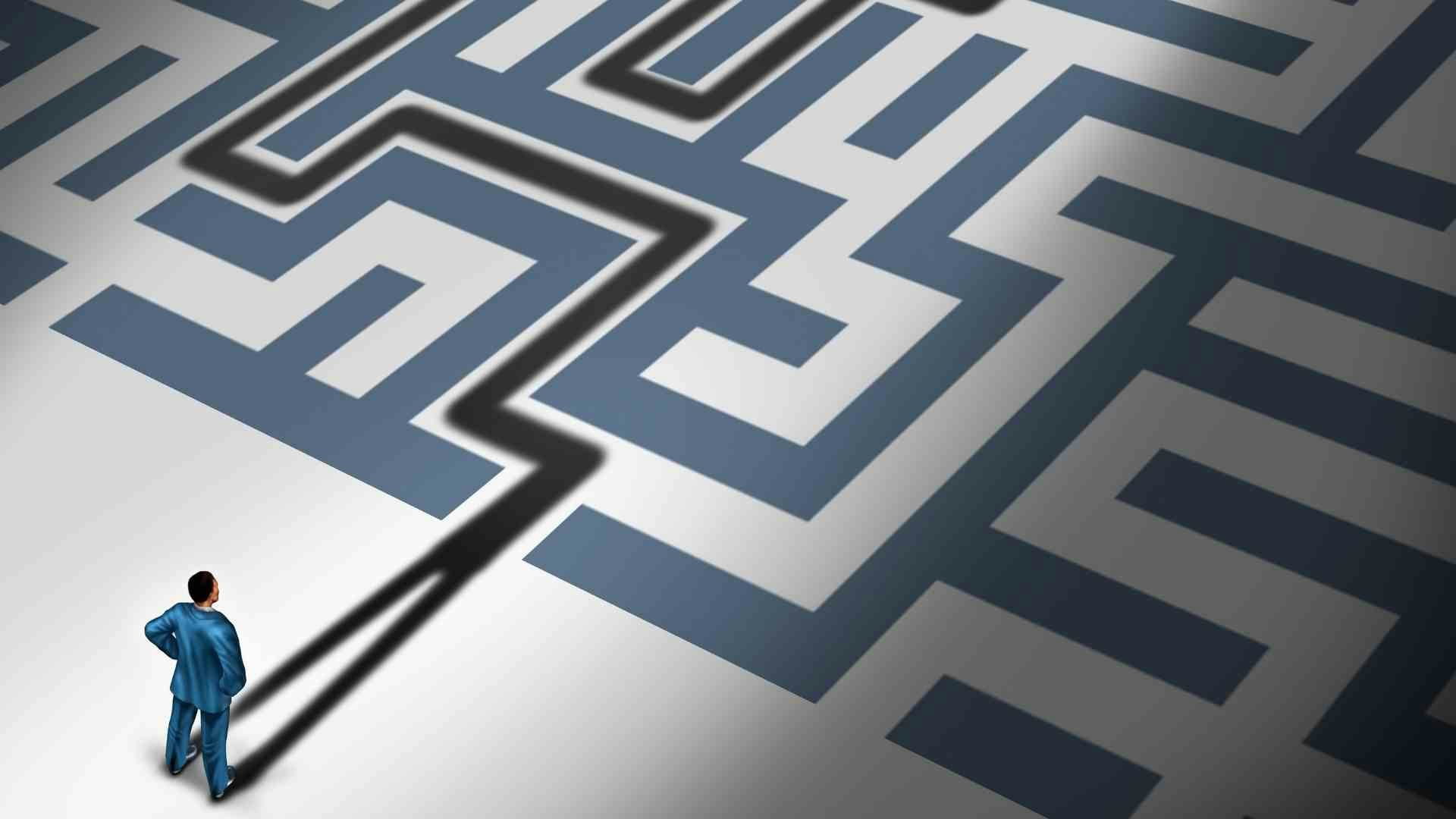 hombre entrando en laberinto resolver problemas pensamiento lateral