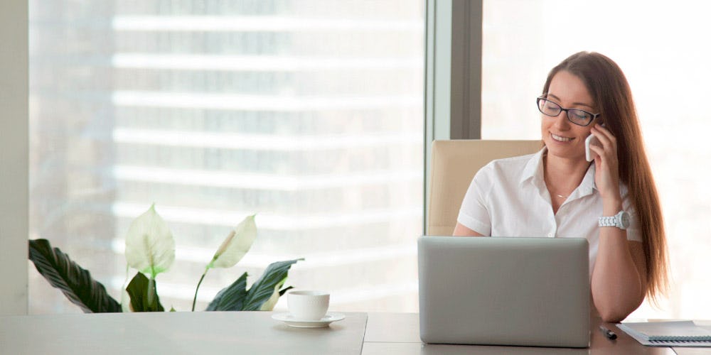 mujer conversando por teléfono