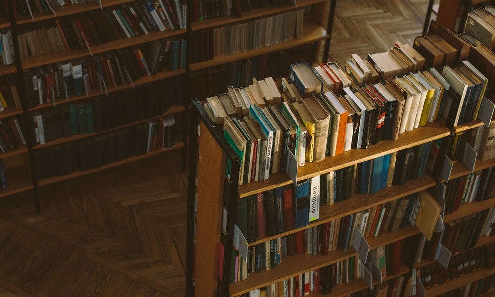 Biblioteca repleta de los mejores libros de corte y confección para expertos