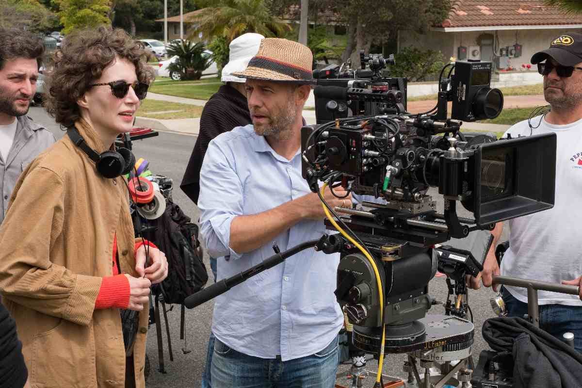 Miranda July dirigiendo en set