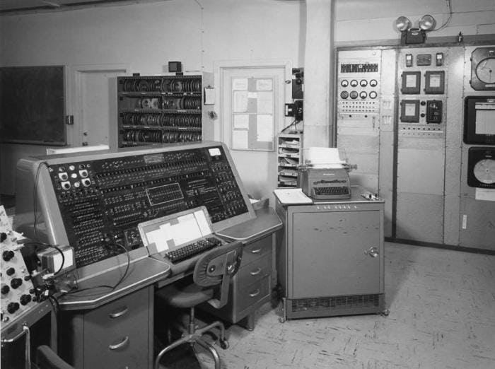 imagen de modelo de computadora UNIVAC