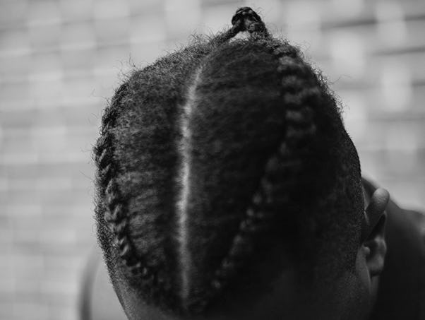 peinados con trenzas hacia atrás