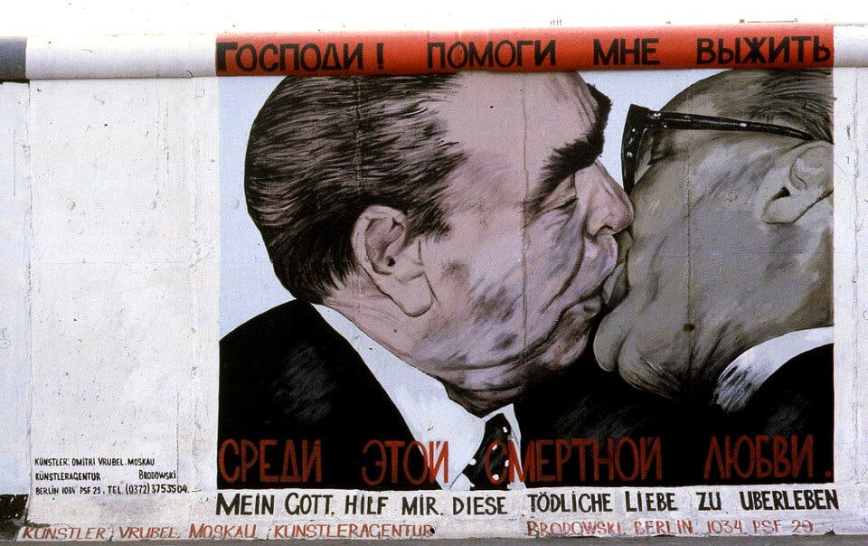 El beso entre Brezhnev y Honecker