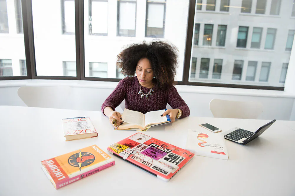 mujer analizando un libro