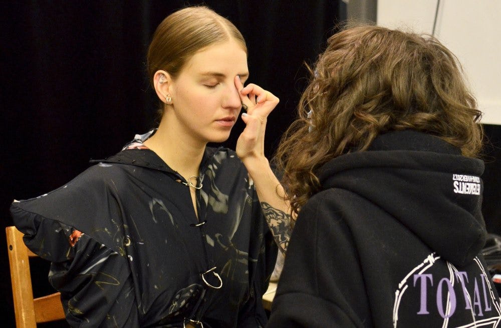¿Cuál es la forma correcta de aplicar la base de maquillaje?
