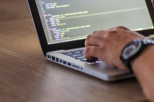 persona utilizando un tipo de software de programación