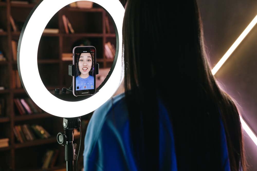 influencer usando efectos de TikTok