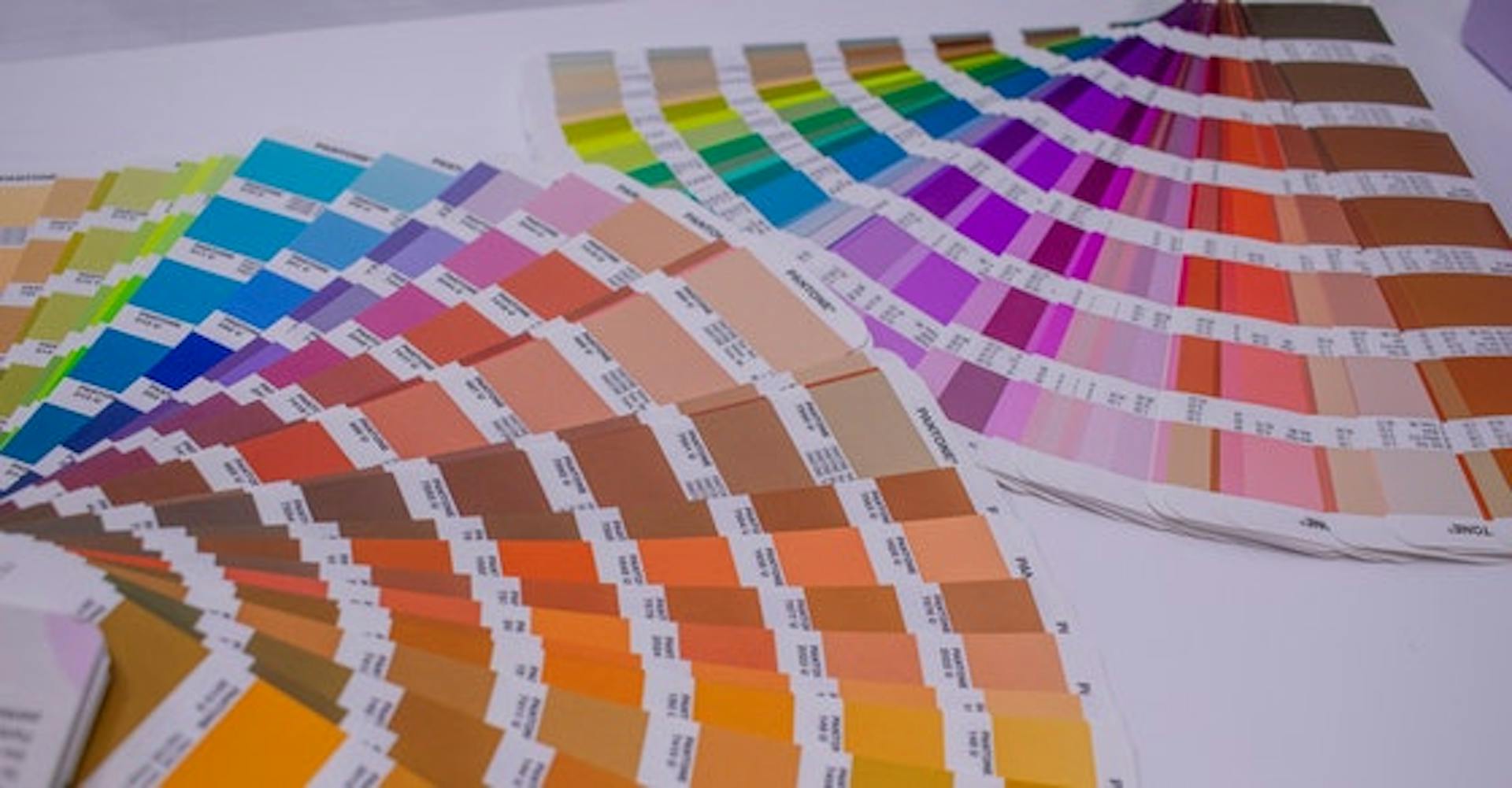 ¿Cómo saber el Pantone de un color? Identifica los colores en tus diseños de forma exacta