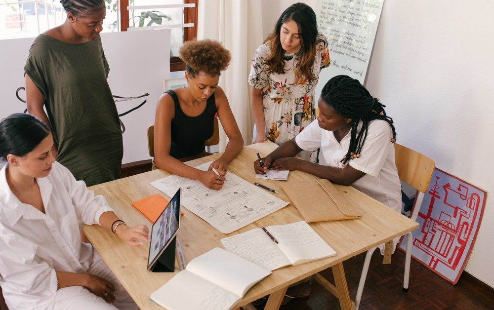 Equipo de trabajo escogiendo las mejores fotos para el lookbook de la marca.