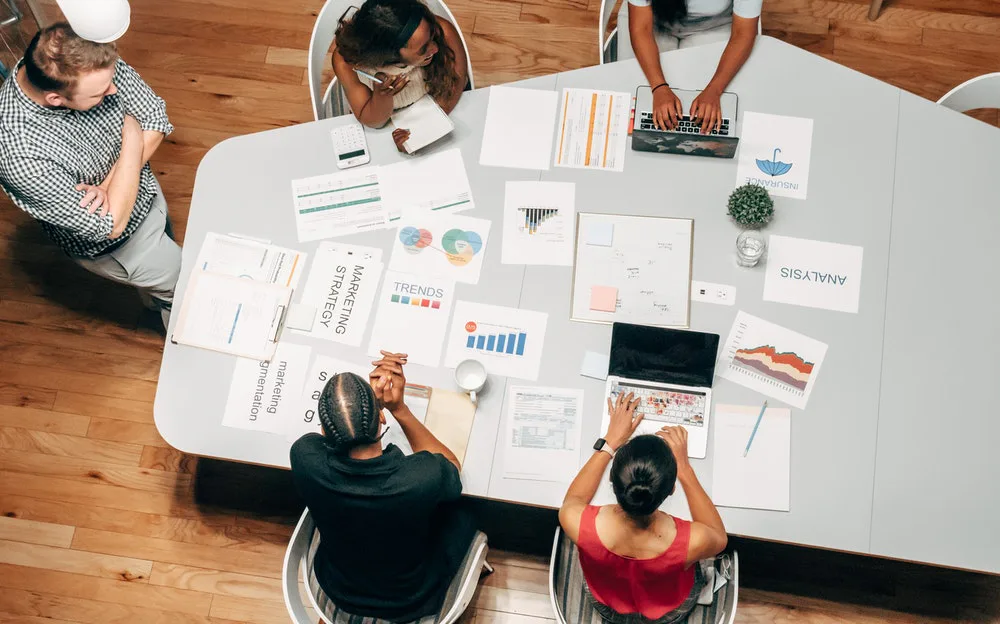 Grupos de personas acordando la publicidad creativa para redes sociales.