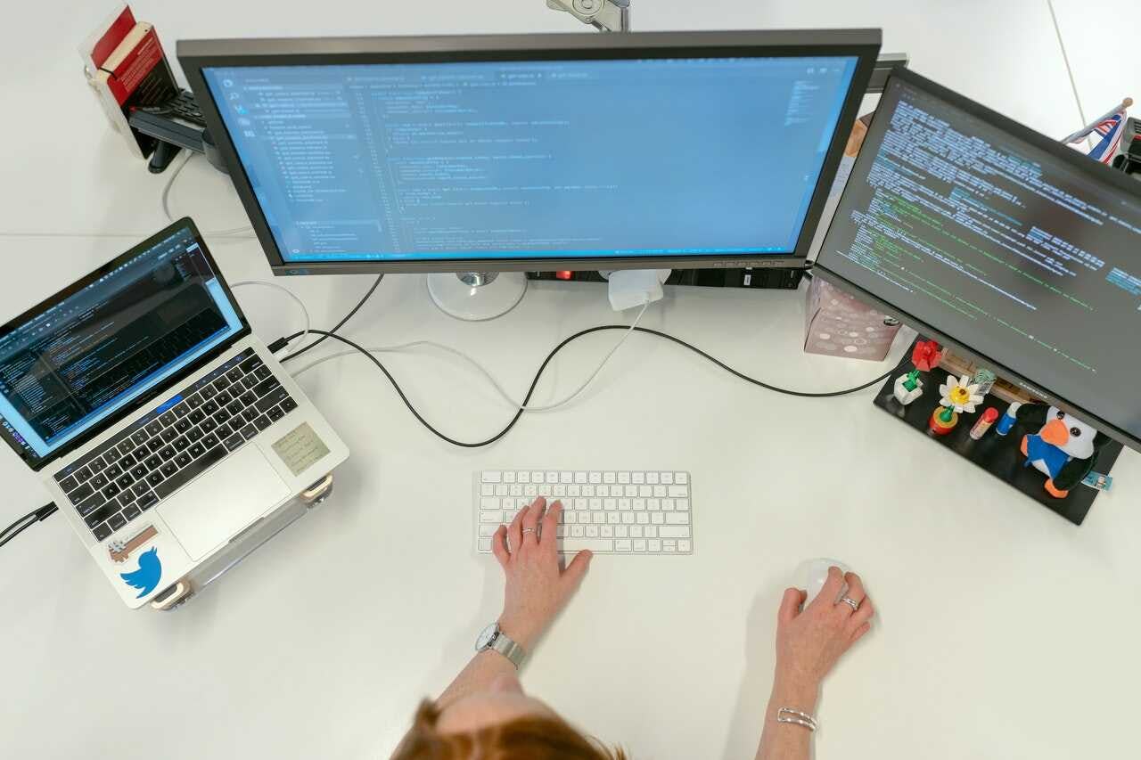 programadora web profundiza en qué es Phyton en su mesa de trabajo