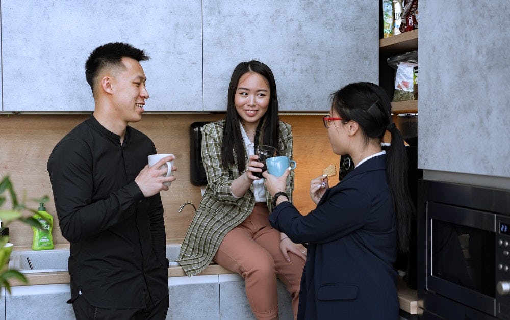 personas hablando en la oficina