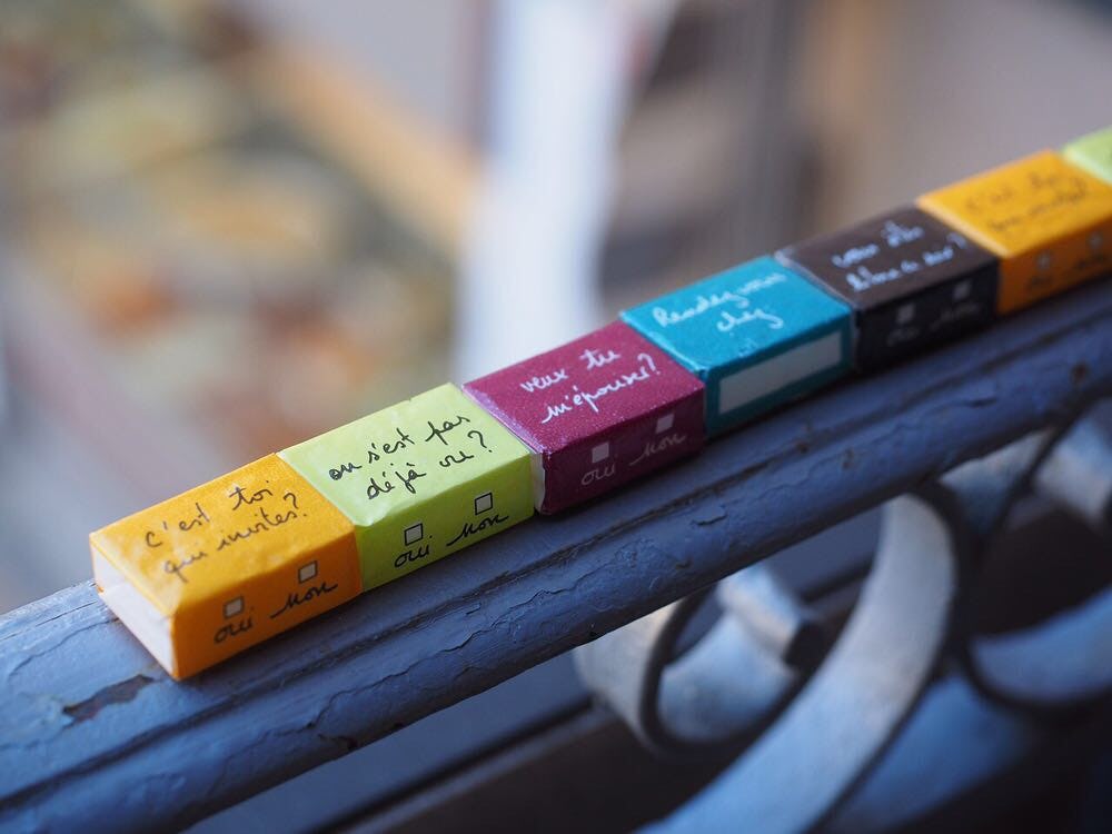 cubos de azúcar con refranes escritos