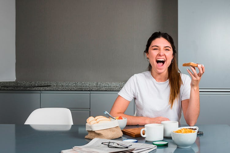 Mujer cumpliendo el hábito de tomar desayuno