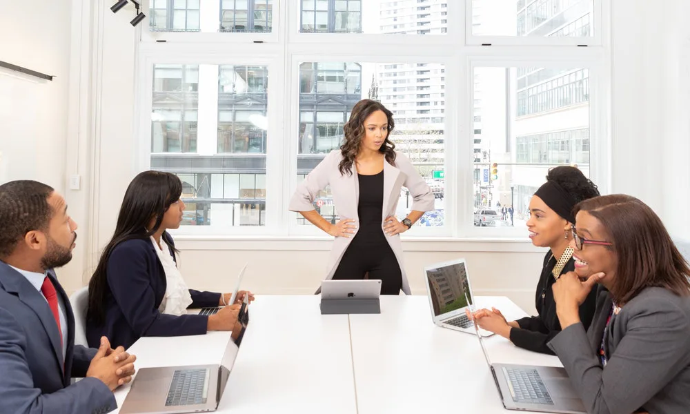 gerente mujer de contratación