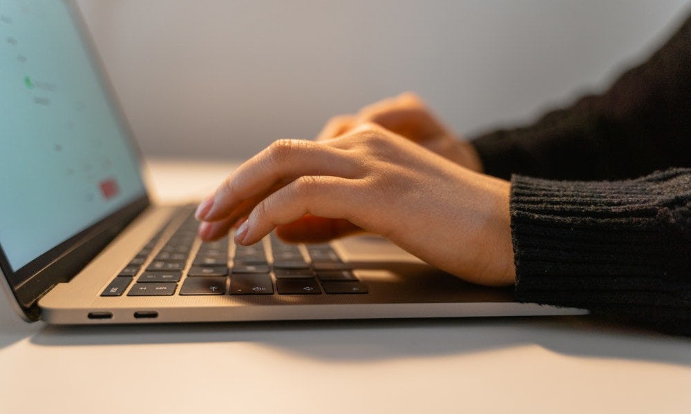 Usuario utiliza uno de los generadores de políticas de privacidad