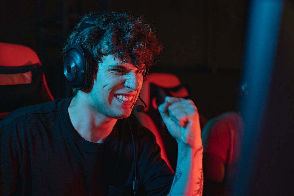 joven celebrando triunfo en videojuego en pc