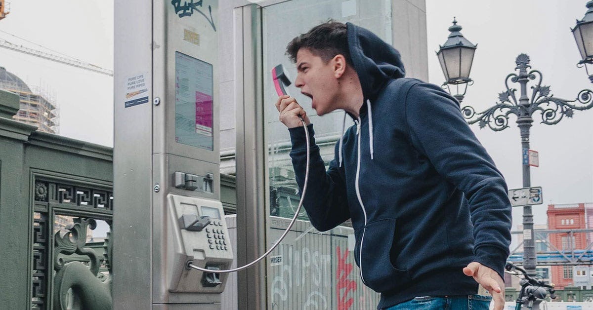 Hombre grita al teléfono