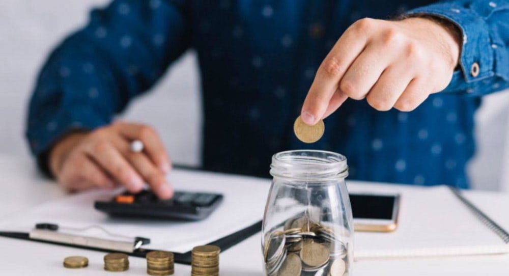 persona ahorrando dinero
