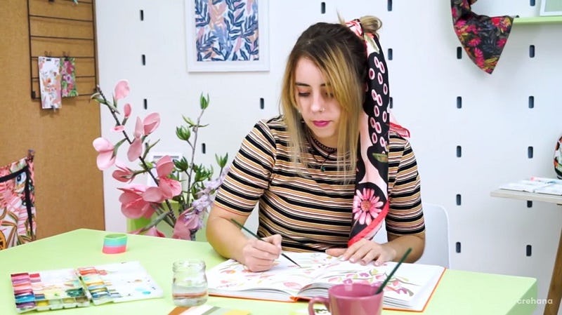 Persona dibujando arte botánico con acuarela