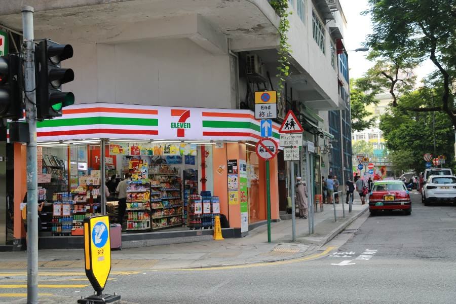 7-Eleven en un cruce peatonal