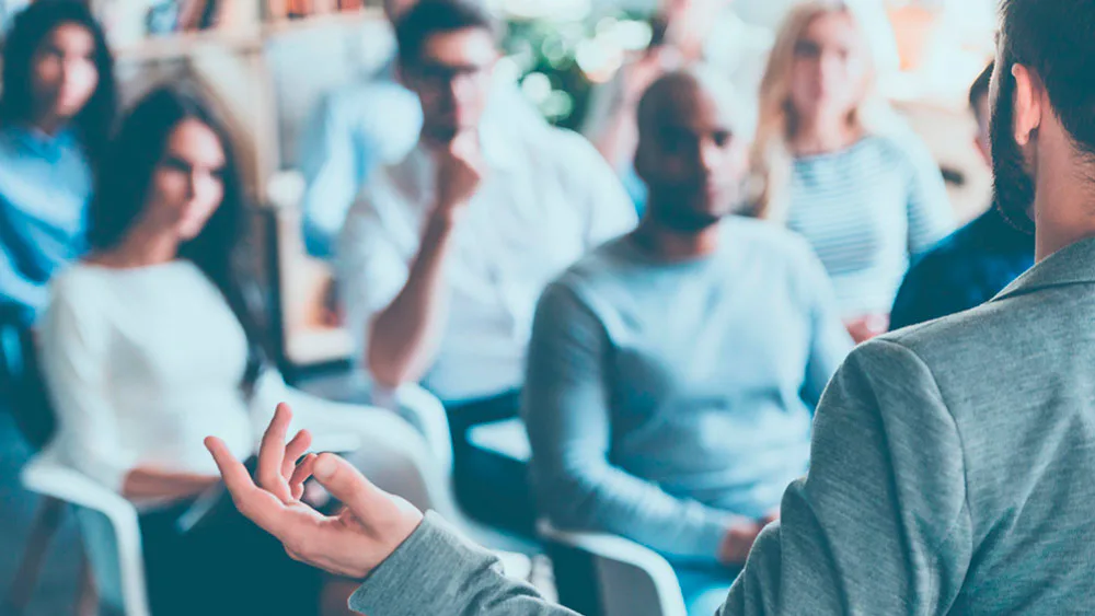 coach ontológico enseñando a un equipo de trabajo
